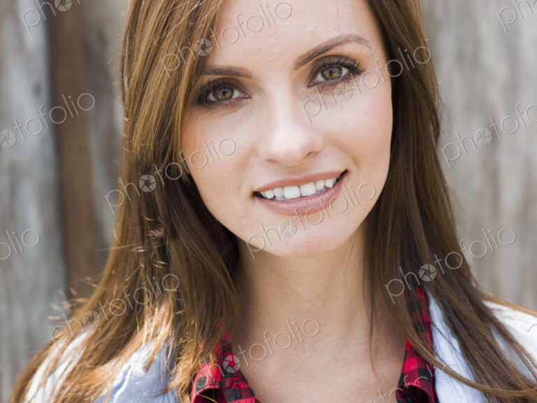 A beautiful woman with brown eyes and brown hair.