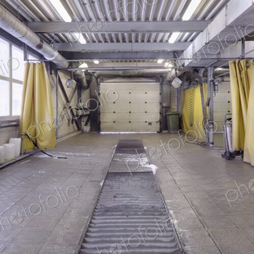A garage workshop, car washing area. A garage workshop, car washing area.