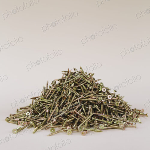 A pile of brass screws with a Philips crosshead.
