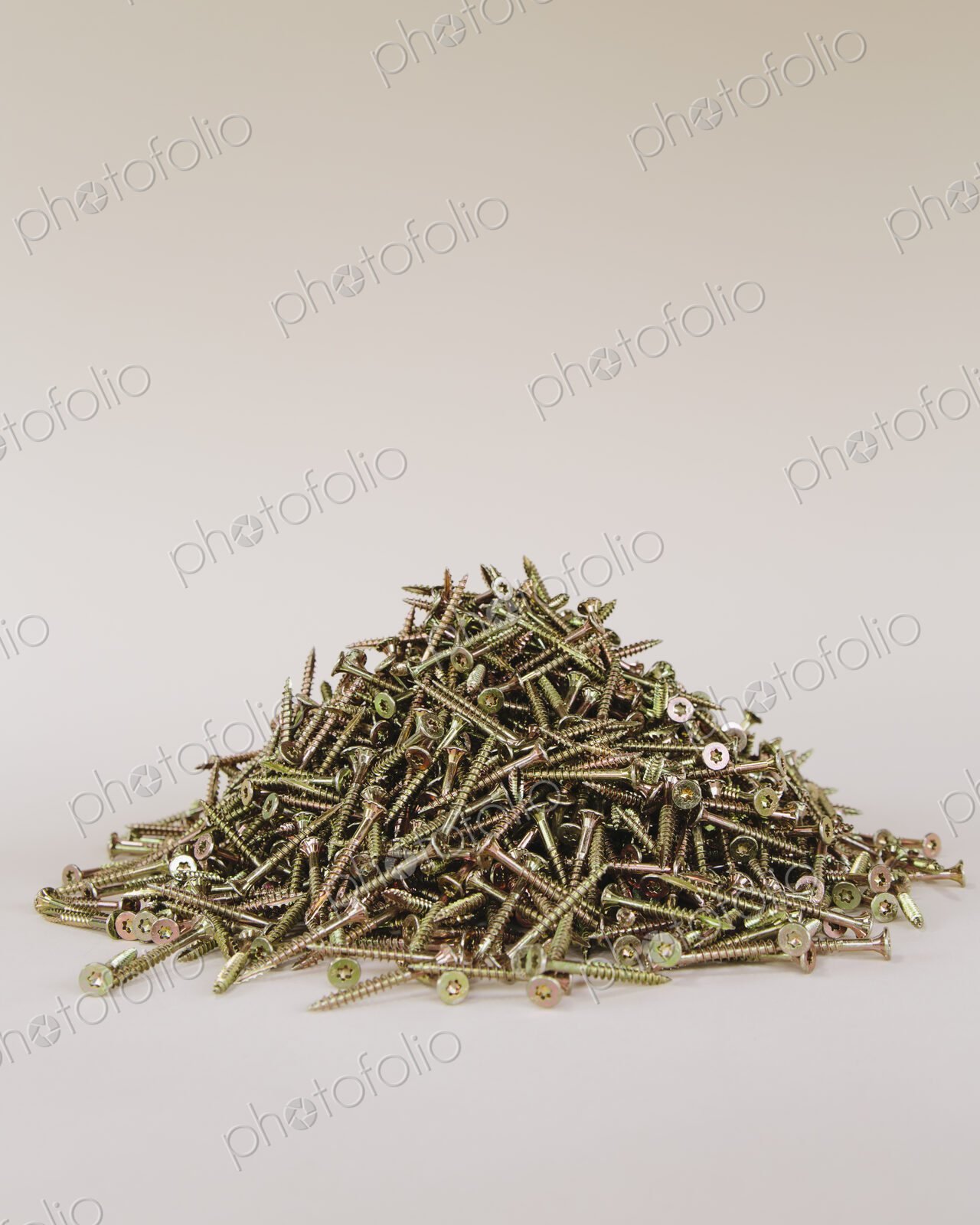 A pile of brass screws with a Philips crosshead.