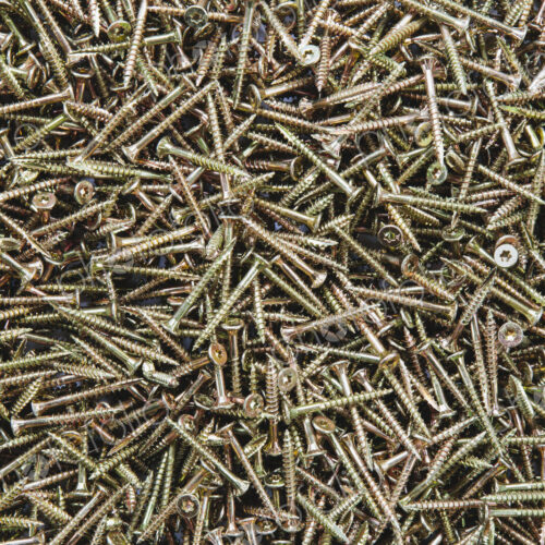 A pile of brass screws with a screw thread. A pile of brass screws with a screw thread.