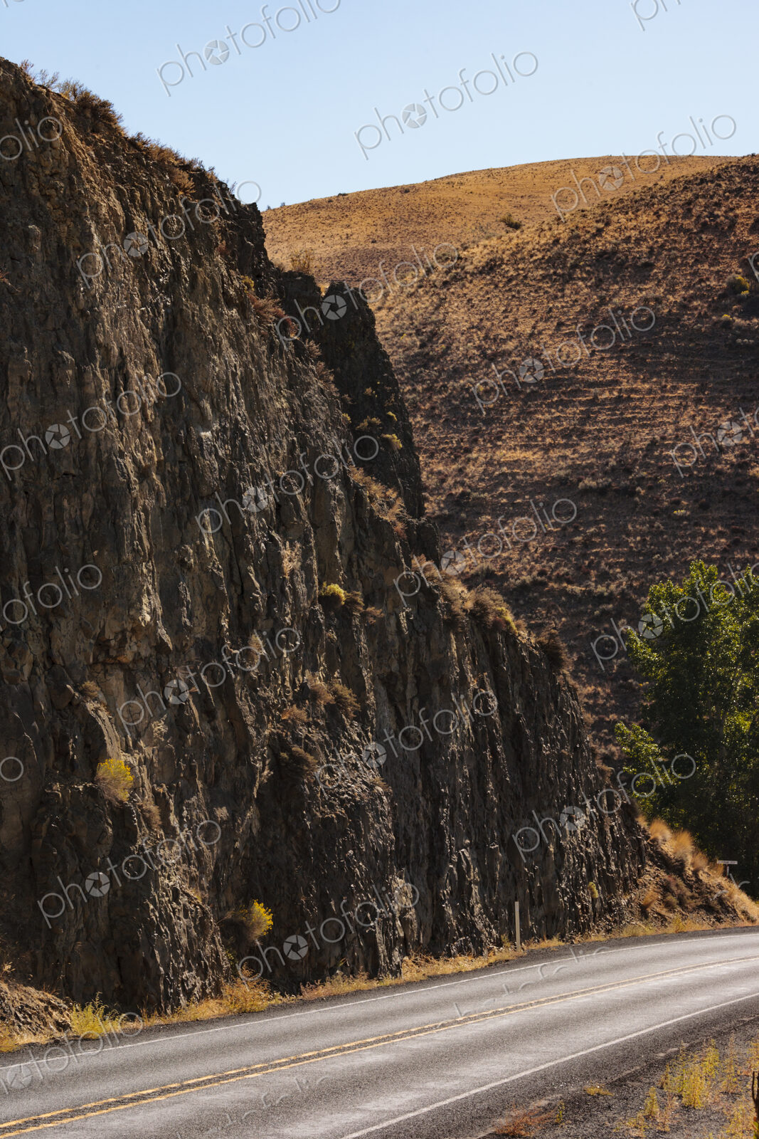 A road through a canyon with steep cliffs.
