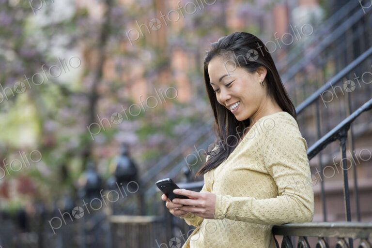 A small group of people, a businesswoman and two businessmen outdoors in the city.