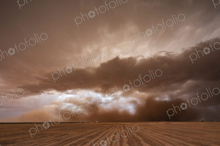 A supercell storm, a severe warning weather event, dark clouds in the sky.