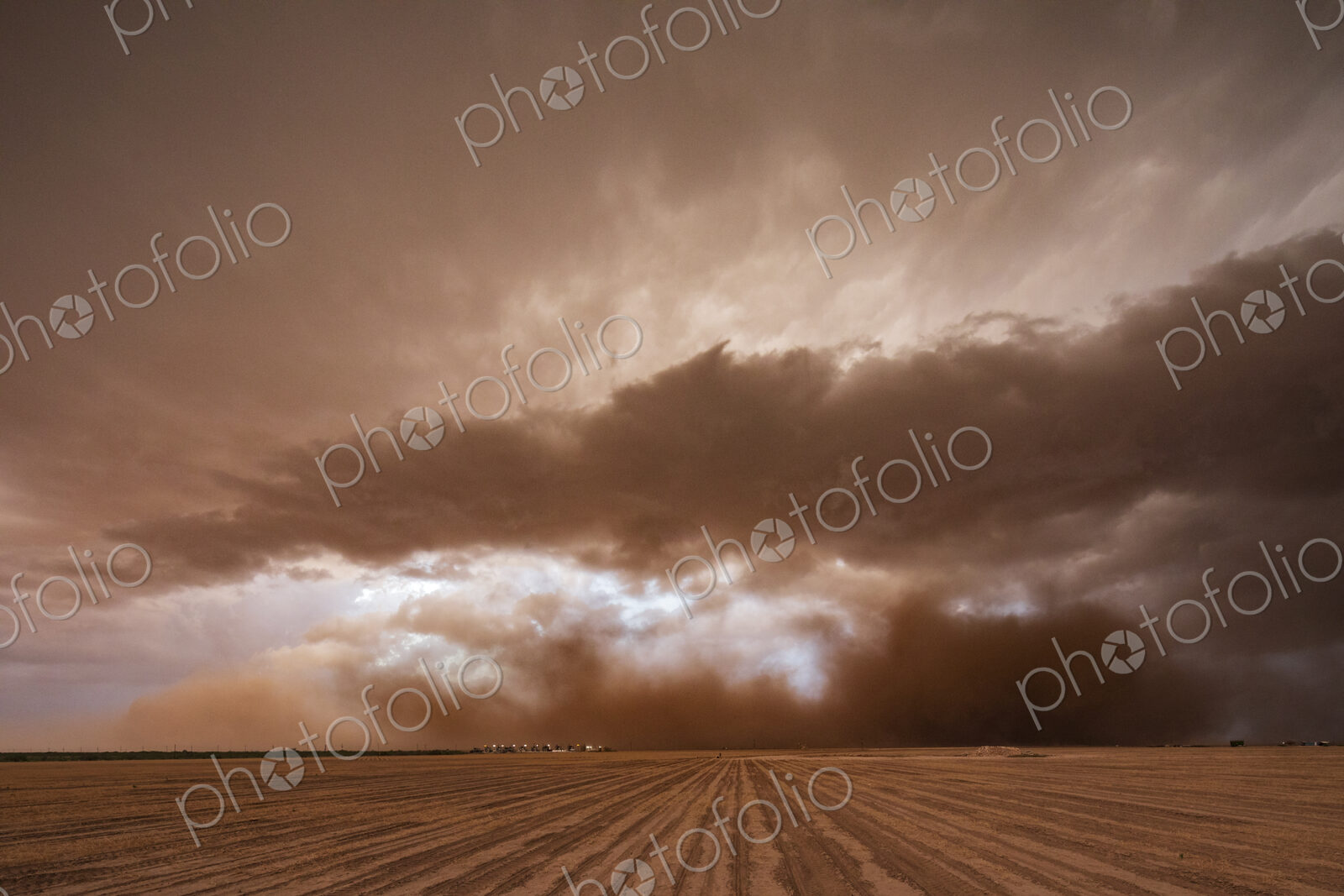 A supercell storm, a severe warning weather event, dark clouds in the sky.