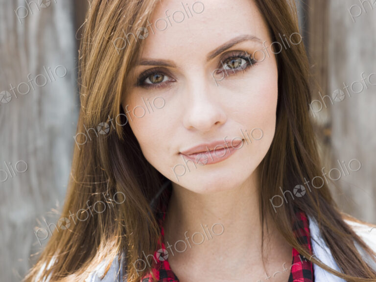 A young woman with brown eyes.