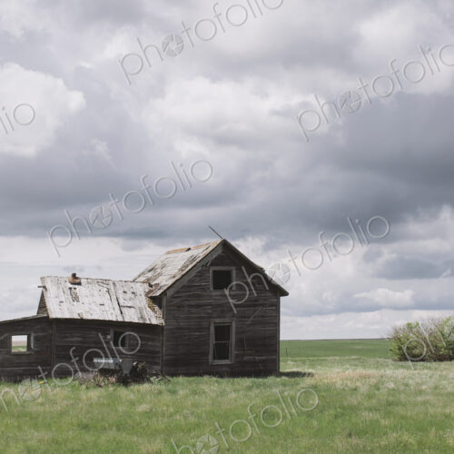 Abandoned farmhouse on prairie, Saskatchewan, Canada.