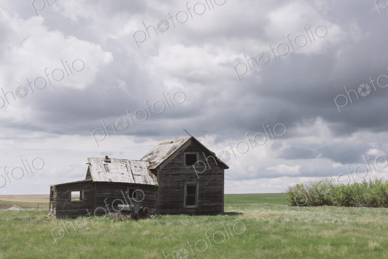 Abandoned farmhouse on prairie, Saskatchewan, Canada.