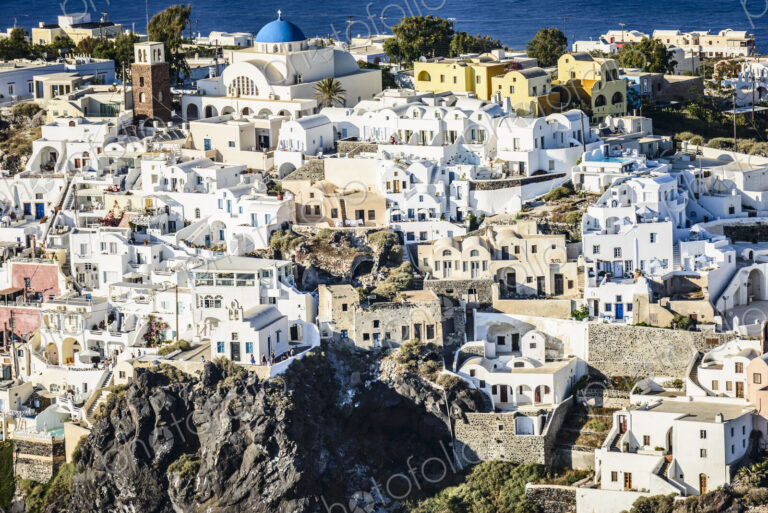 Aerial view of city built on hilltop, Santorini, Egeo, Greece