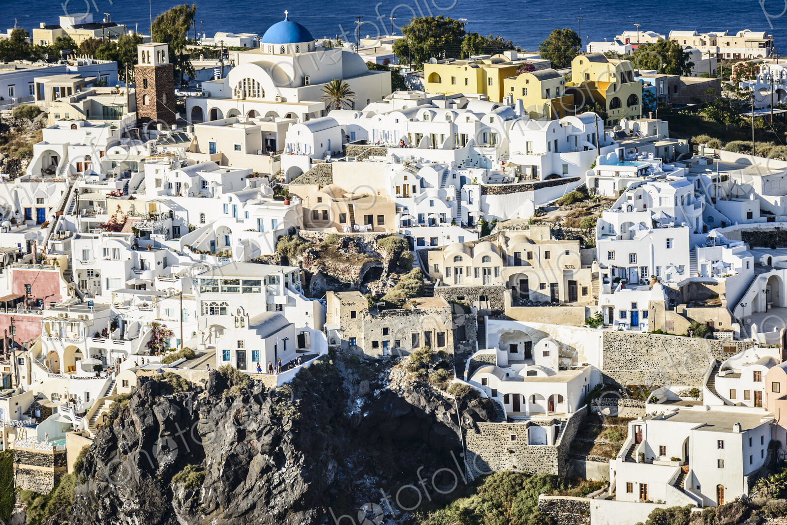 Aerial view of city built on hilltop, Santorini, Egeo, Greece