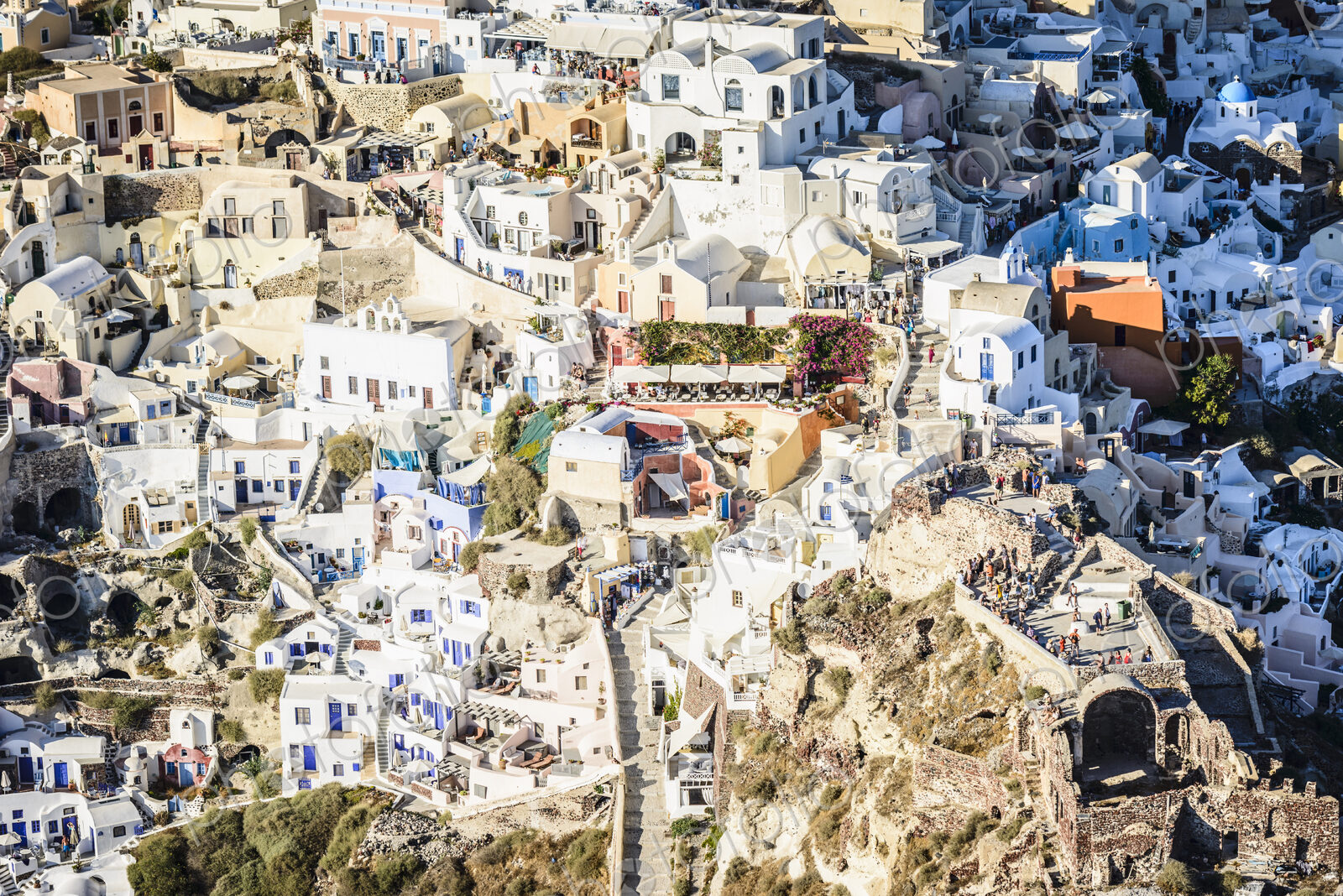 Aerial view of city on hillside, Oia, Egeo, Greece