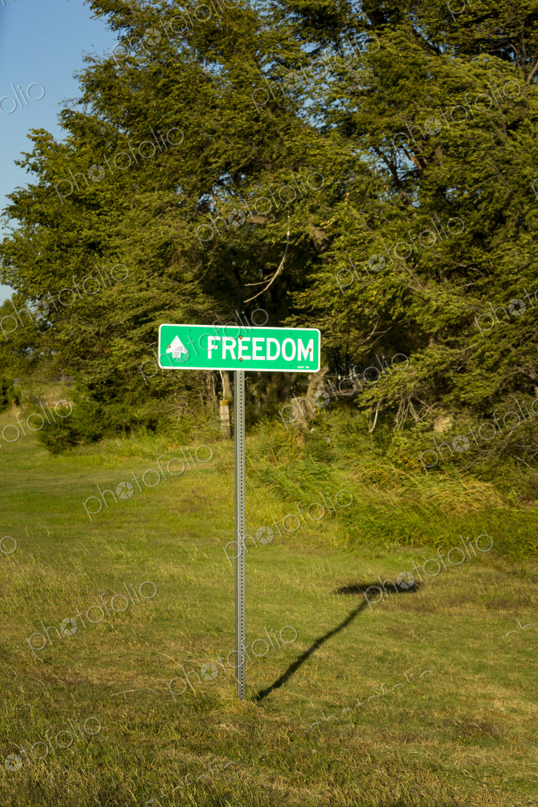 An arrow road sign to Freedom.