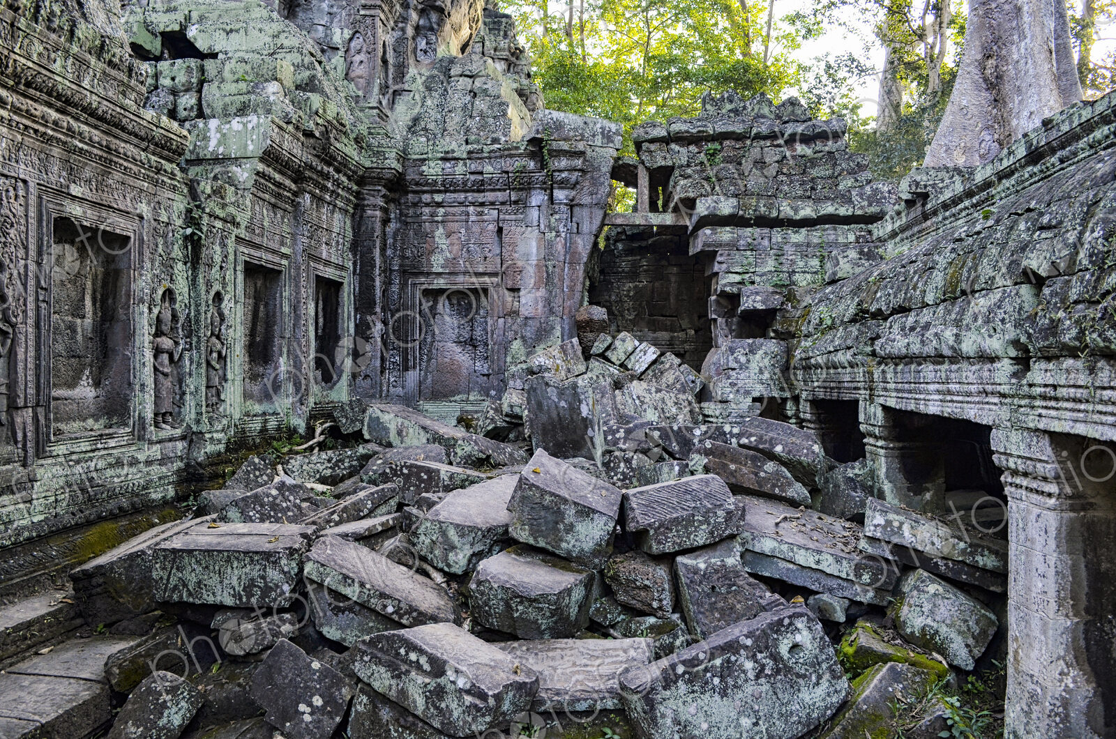 Ankor Wat, a 12th century historic Khmer temple and UNESCO world heritage site. Arches…