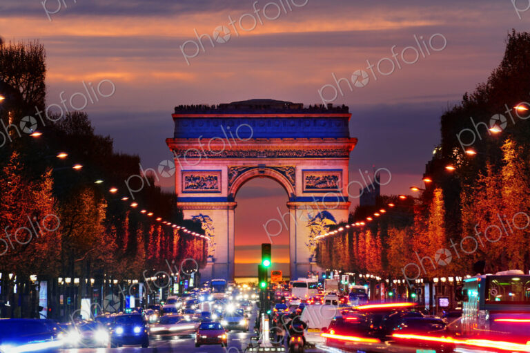 Arc de Triomphe over traffic at night, Paris, Ile-de-France, France