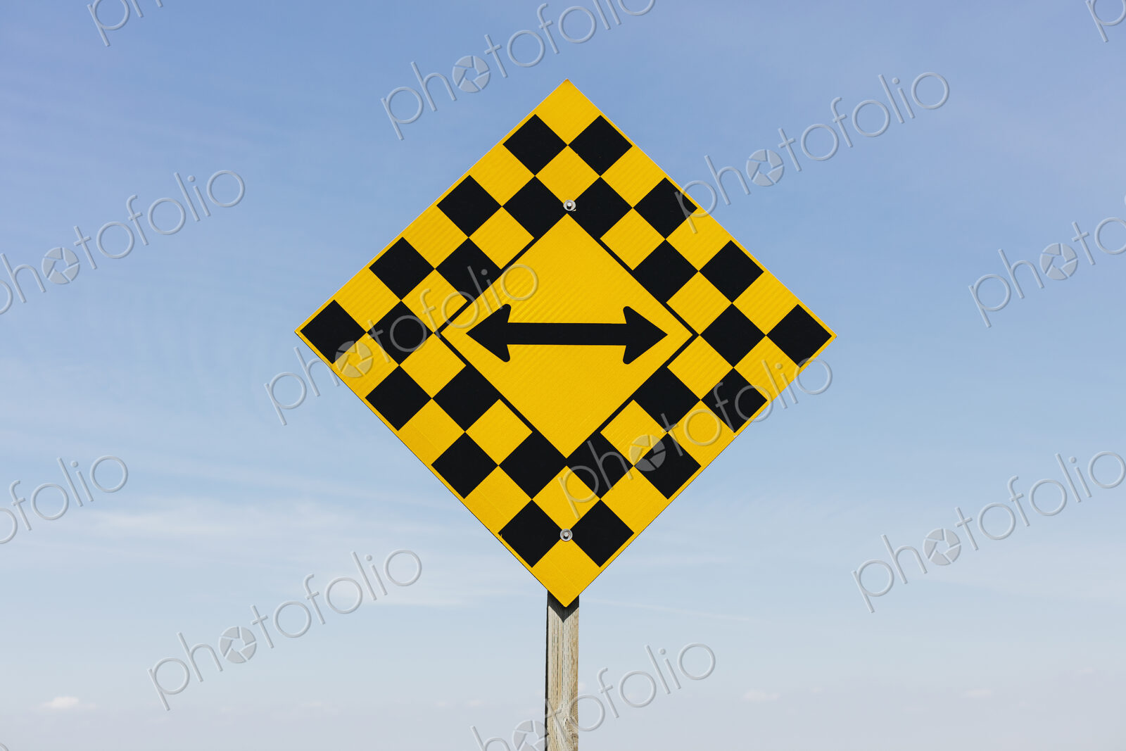 Arrow intersection sign
