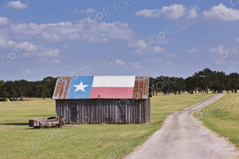 Barn Painted as the Texas Flag