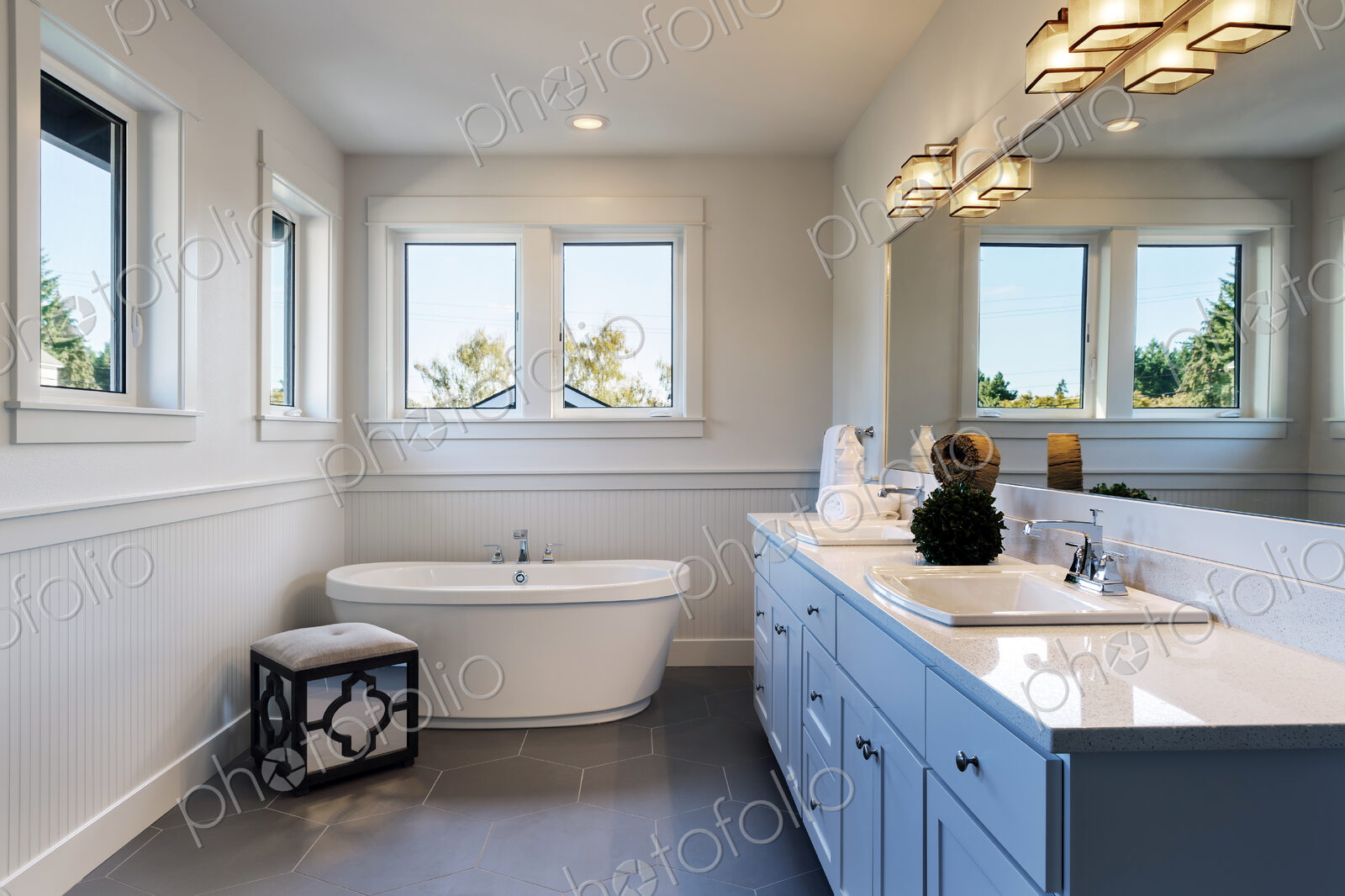 Bathtub and sinks in bathroom