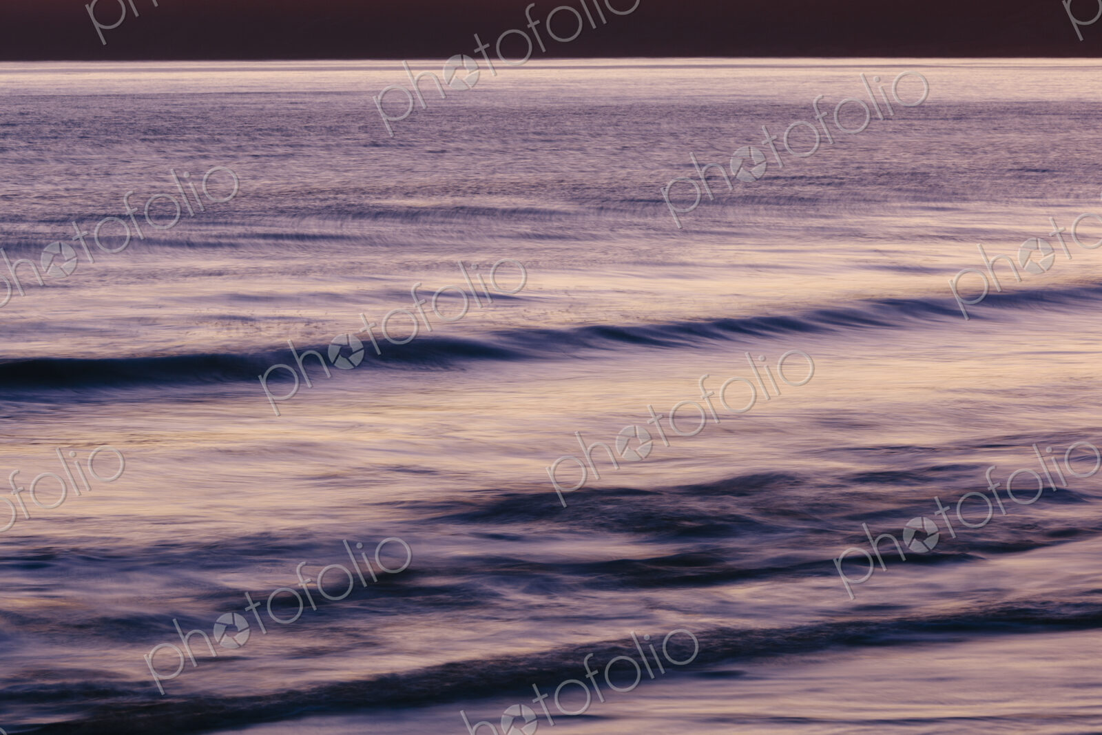 Breaking waves on the sea shore