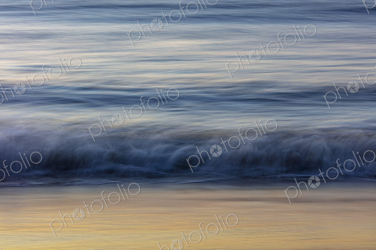 Breaking waves on the sea shore