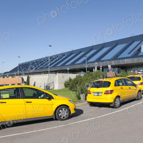 Cars Lining Up For Pickup at the Airport Cars Lining Up For Pickup at the Airport