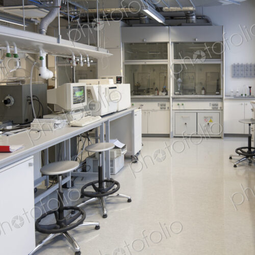 Chemistry laboratory at a university chemistry department . Chemistry laboratory at a university chemistry department .