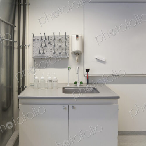 Chemistry laboratory at a university chemistry department . Chemistry laboratory at a university chemistry department .