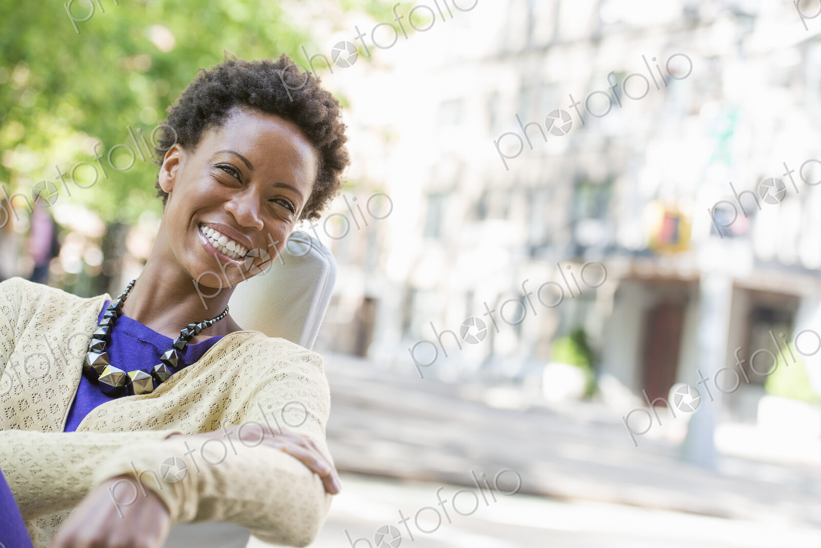 City life. A woman sitting in the open air in a city park.