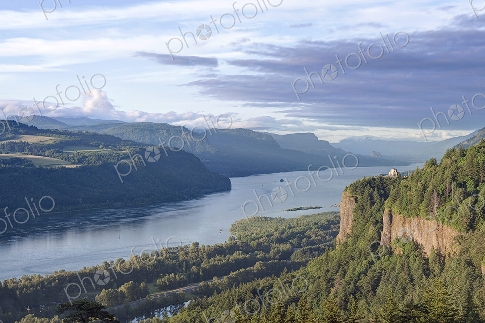 Cliff House and elevated view over the wide Columbia river and the landscape.