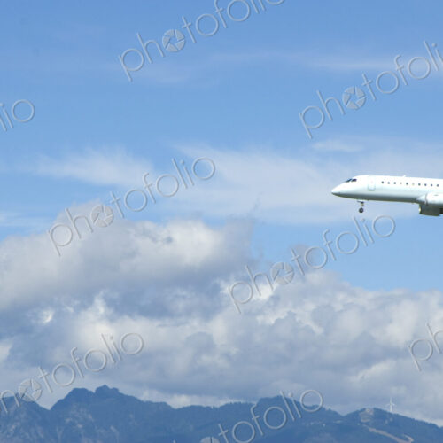 Commercial Airliner Coming in For a Landing Commercial Airliner Coming in For a Landing