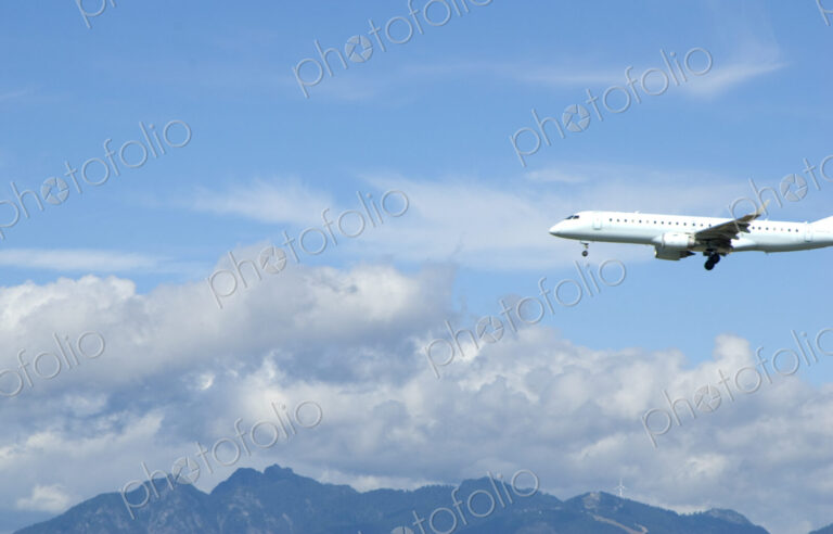 Commercial Airliner Coming in For a Landing