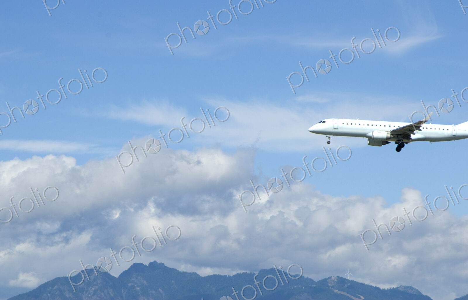 Commercial Airliner Coming in For a Landing