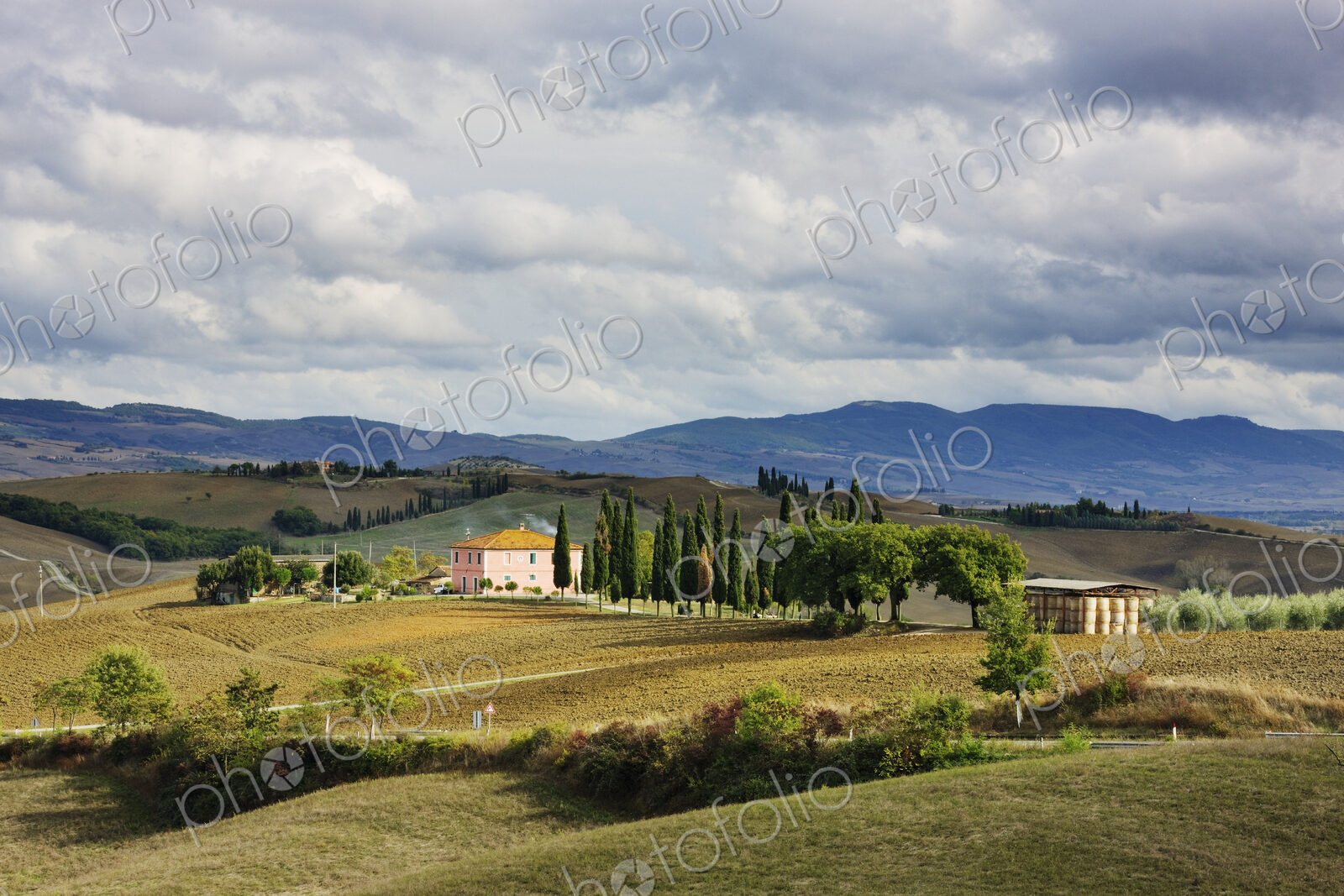 Country Road with Farmhouse in Val D’Orci