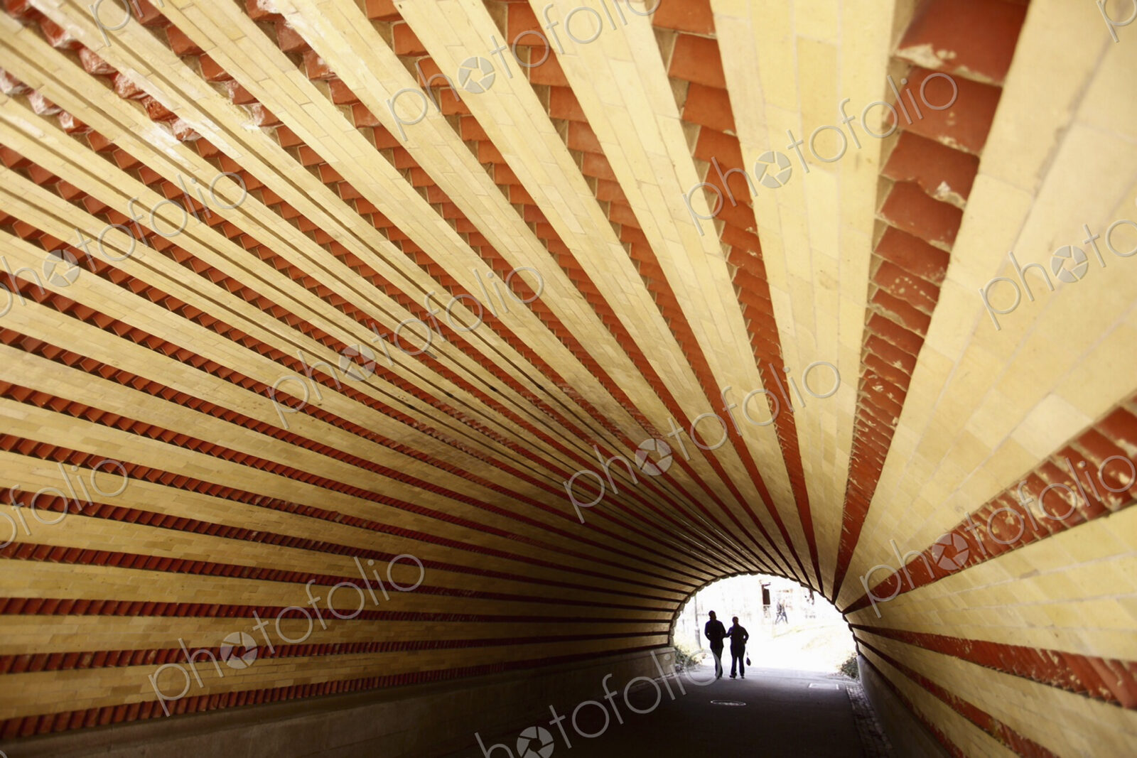 Couple walking through a tunnel in New York.