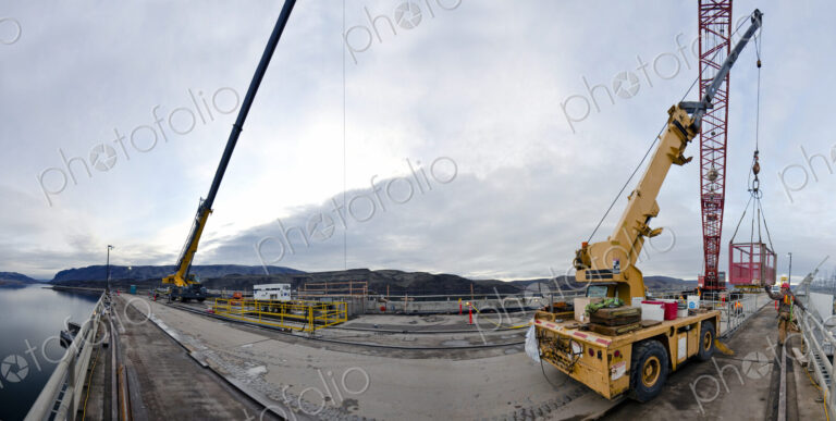 Crane on Wanapum dam.