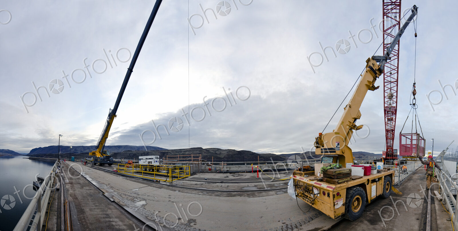 Crane on Wanapum dam.