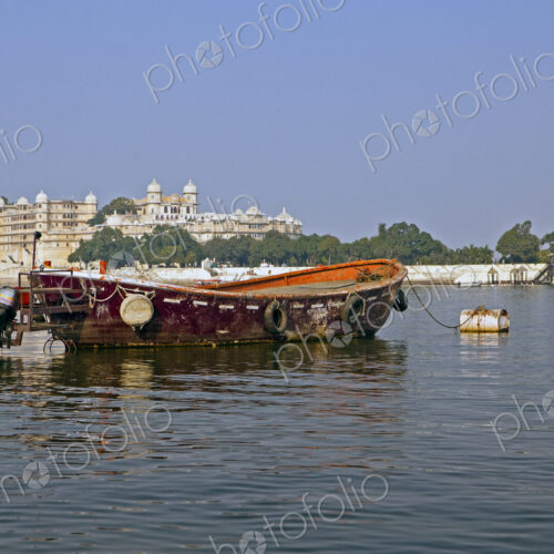 Empty Boat on Lake Pichola
