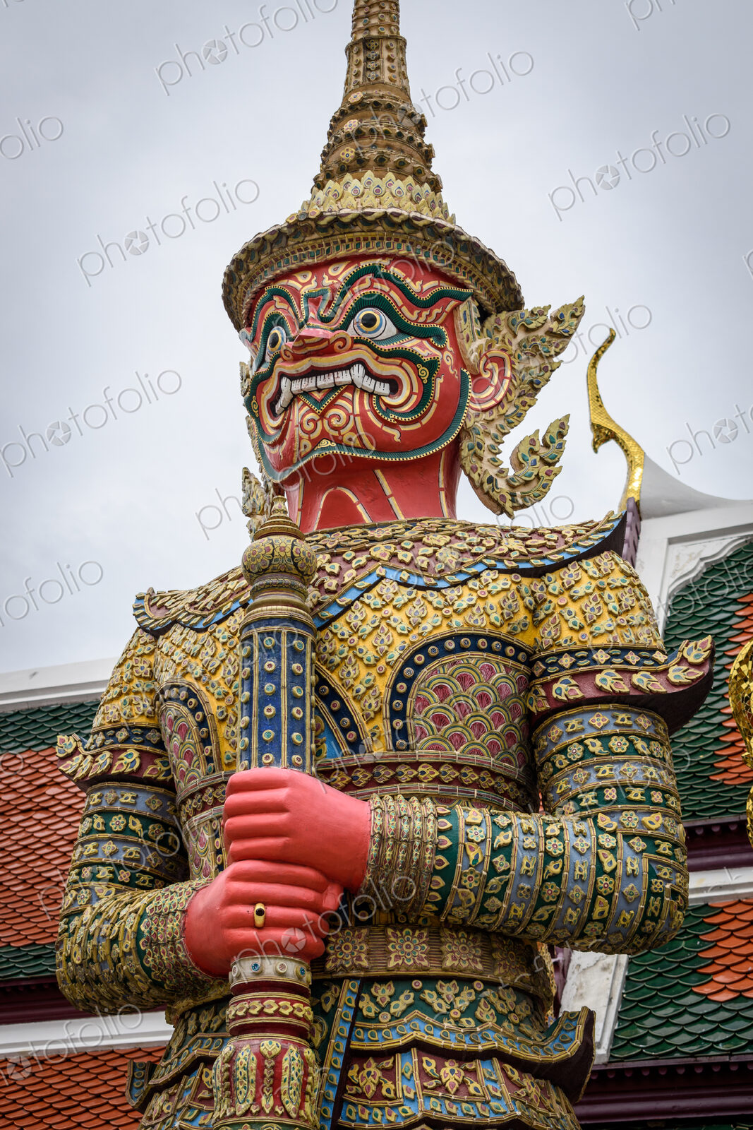Giant guardian statues at Wat Phra Kaew.