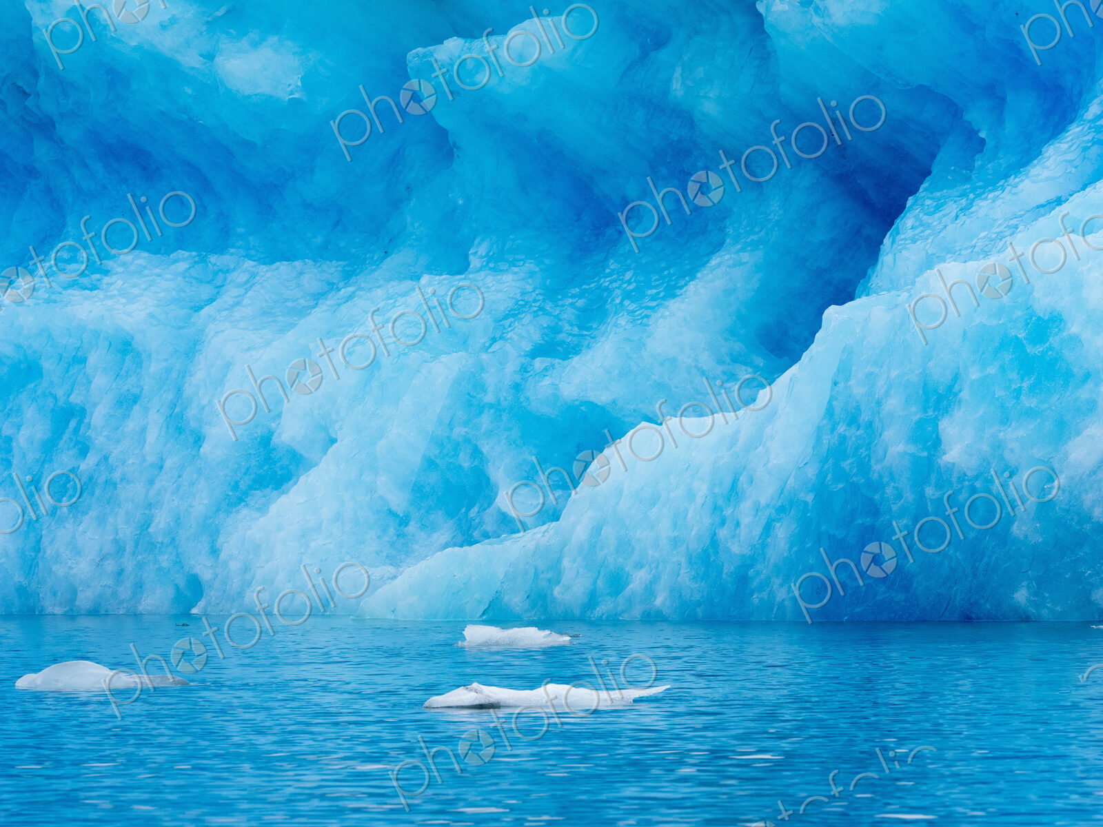 Glacial lake at the head of the Breidamerkurjokull glacier
