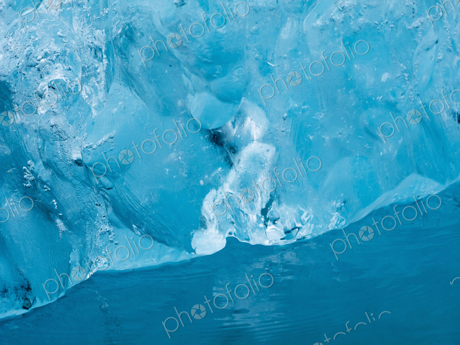 Glacial lake at the head of the Breidamerkurjokull glacier