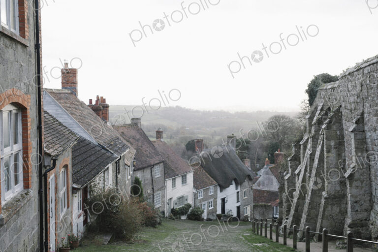Gold Hill, a steep cobbled street in Shaftesbury, lined with cottages.