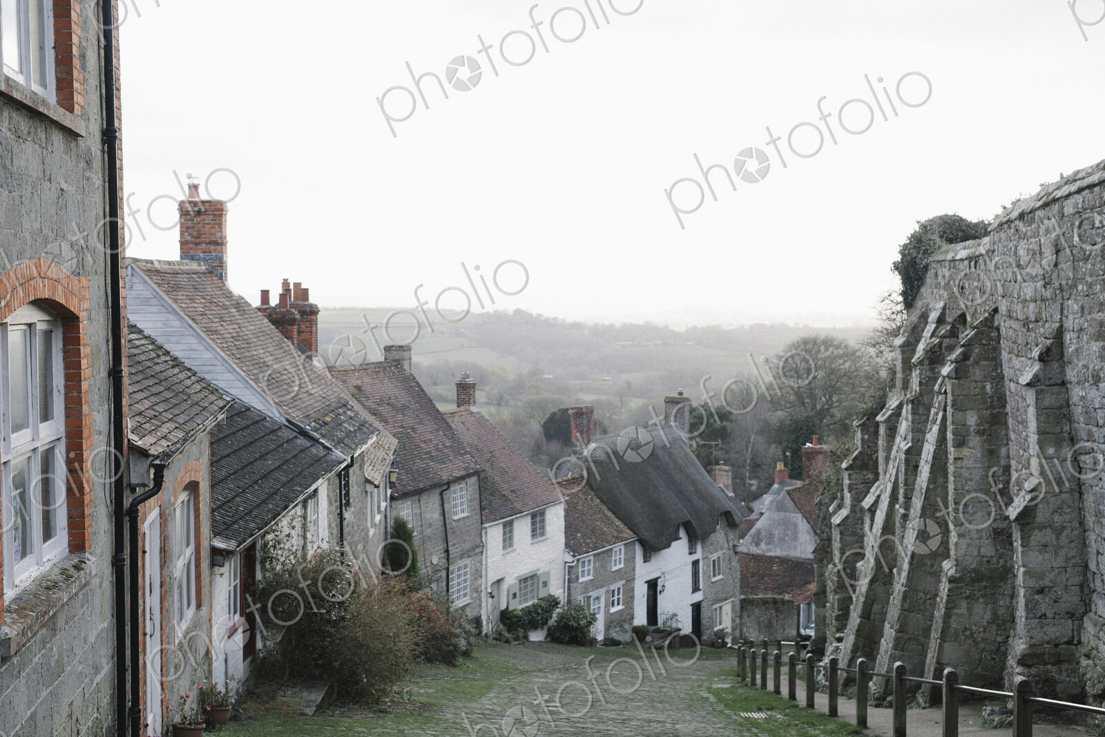 Gold Hill, a steep cobbled street in Shaftesbury, lined with cottages.