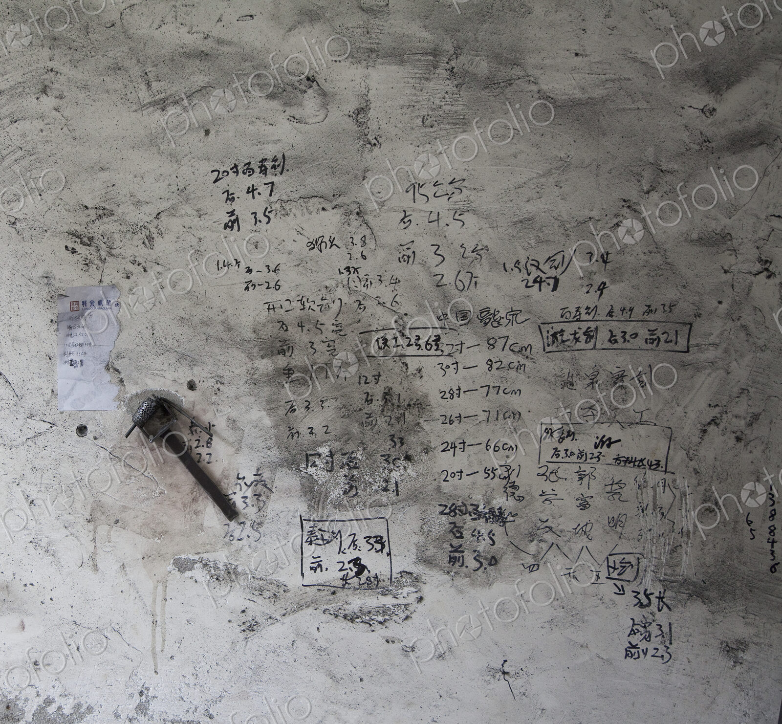Graffitti on wall.