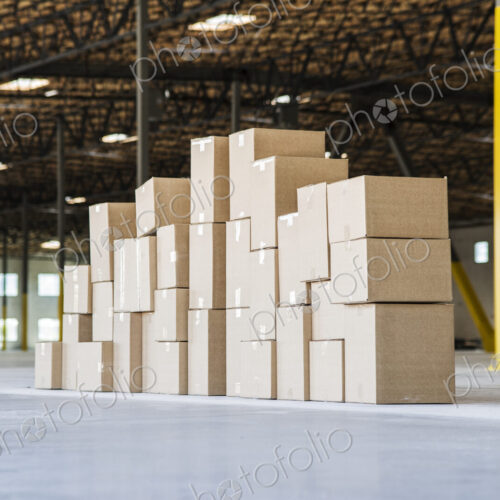 Group of cardboard boxes in a brand new large warehouse space. Group of cardboard boxes in a brand new large warehouse space.