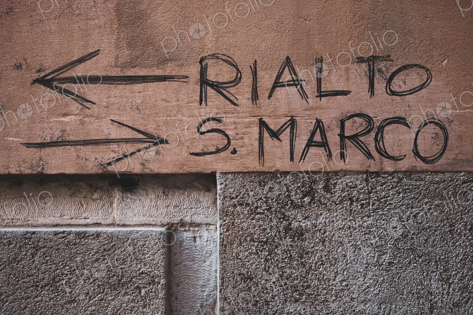Handwritten directions to the Rialto and San Marco on a wall in Venice, Veneto, Italy.