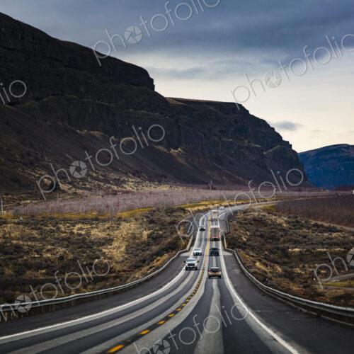 Highway 28 connecting Wenatchee with Quincy, a valley in the mountain landscape. Highway 28 connecting Wenatchee with Quincy, a valley in the mountain landscape.