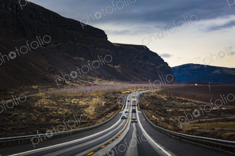 Highway 28 connecting Wenatchee with Quincy, a valley in the mountain landscape.