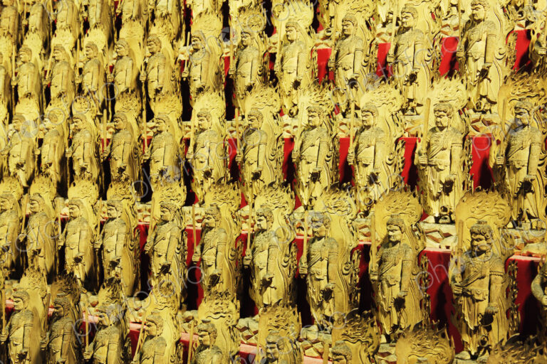 Immovable King Statues