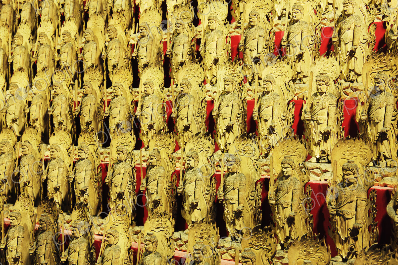 Immovable King Statues