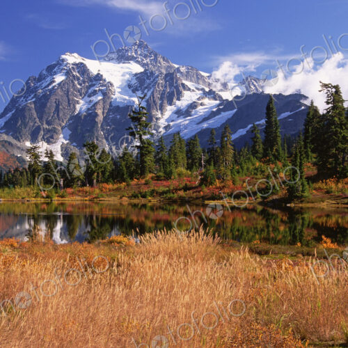 Mount Shucksan in the North Cascade Range of mountains in autumn.