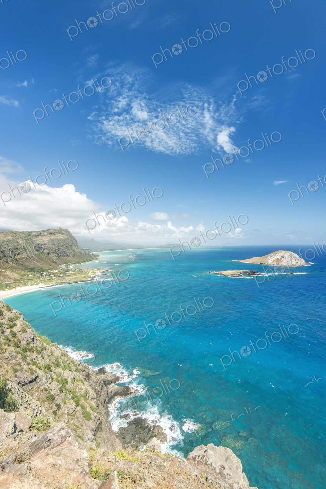 Oahu, View along the landscape of the North Shore from Makapuu Point, cliffs and…
